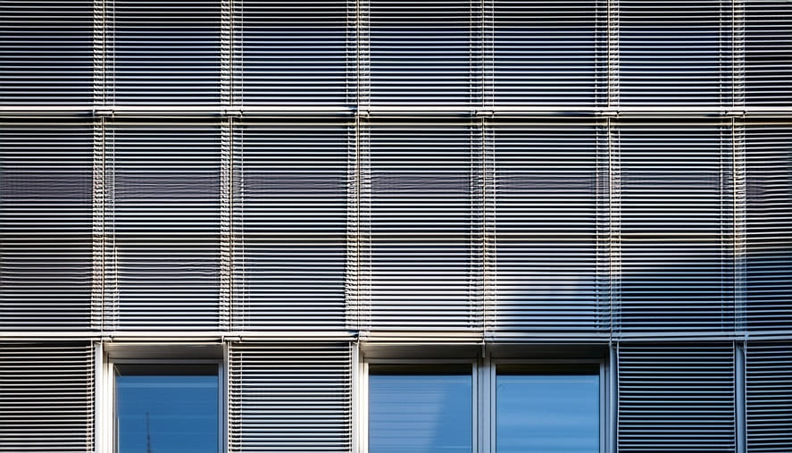 Brise-soleil sur une façade pour limiter la surchauffe et assurer le confort d'été