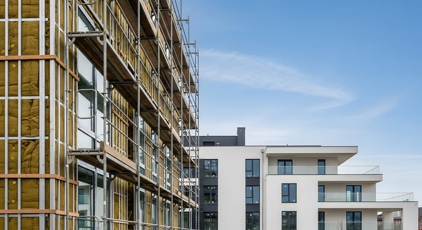 Façade d'un bâtiment en cours d'isolation thermique extérieure avec échafaudage, dans le cadre d'un CPE Travaux globaux