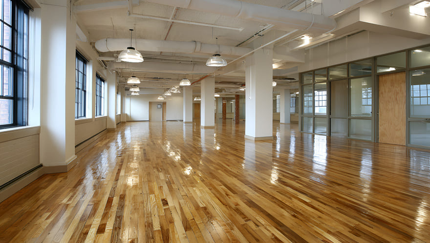 Plateau de bureaux rénové en démarche HQE Rénovation pour repositionnement d'actif tertiaire
