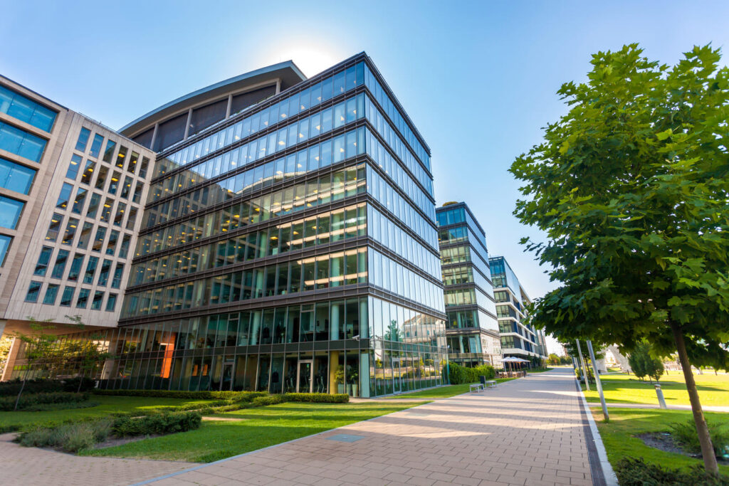 Immeuble de bureaux récent évalué dans le cadre d’une due diligence ESG immobilière par Citae.