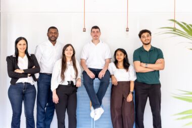 Six collaborateurs de l'agence Citae de Noisy-le-Grand posent devant un mur blanc, en Seine-Saint-Denis